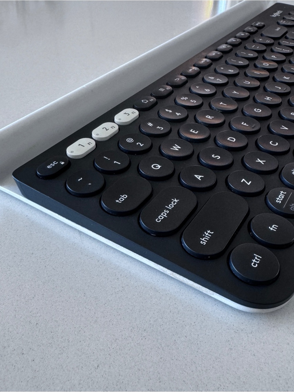 Logitech K780 Multi-Device Wireless Keyboard - Picture 8 of 8